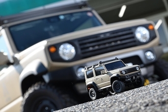 老舗×老舗の大人気ブランド同士が夢のコラボ！　京商ミニッツ4×4 「スズキ ジムニー シエラ APIO JIMNY TS4」をモデル化