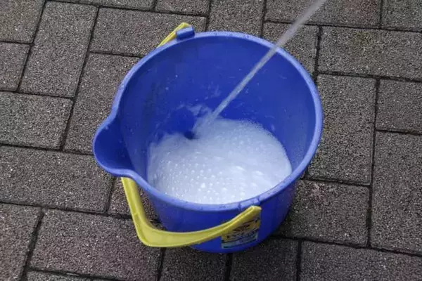 「裏技は「二重手袋」！　いま流行の「メッシュグリル」の効率的な洗い方とは」の画像