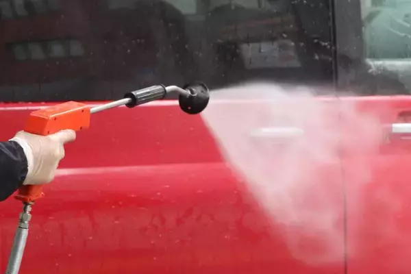 「裏技は「二重手袋」！　いま流行の「メッシュグリル」の効率的な洗い方とは」の画像