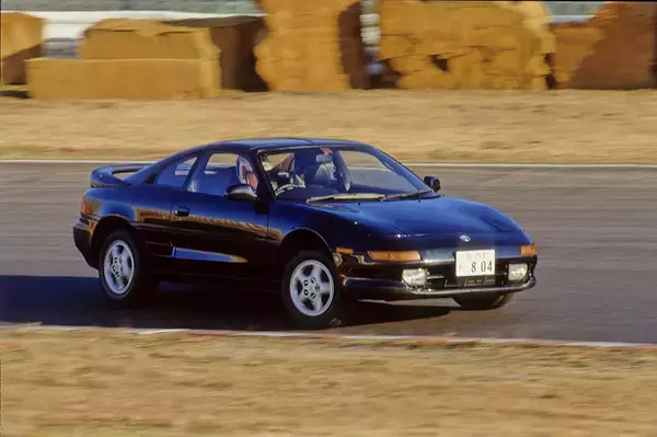「中古スポーツカー価格「高騰」が止まらない！　最近驚異の「爆上げ」をみせているクルマ４選」の画像