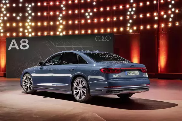 「デジタルマトリクスLEDヘッドライトが光の絨毯を生み出す！　顔変したアウディA8の秘密は130万個のマイクロミラーを備えた目にあった」の画像