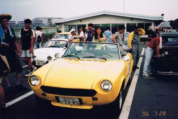 「女性カーライフ・ジャーナリストまるも亜希子さんの運命を決定づけたクルマとは!?　【みんなの愛車遍歴 Vol.１】」の画像