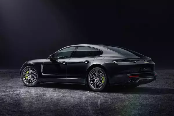 控えめなアクセントでエレガントさを引き立たせたエクスクルーシブなパナメーラ！　プラチナエディションを設定して予約受注中
