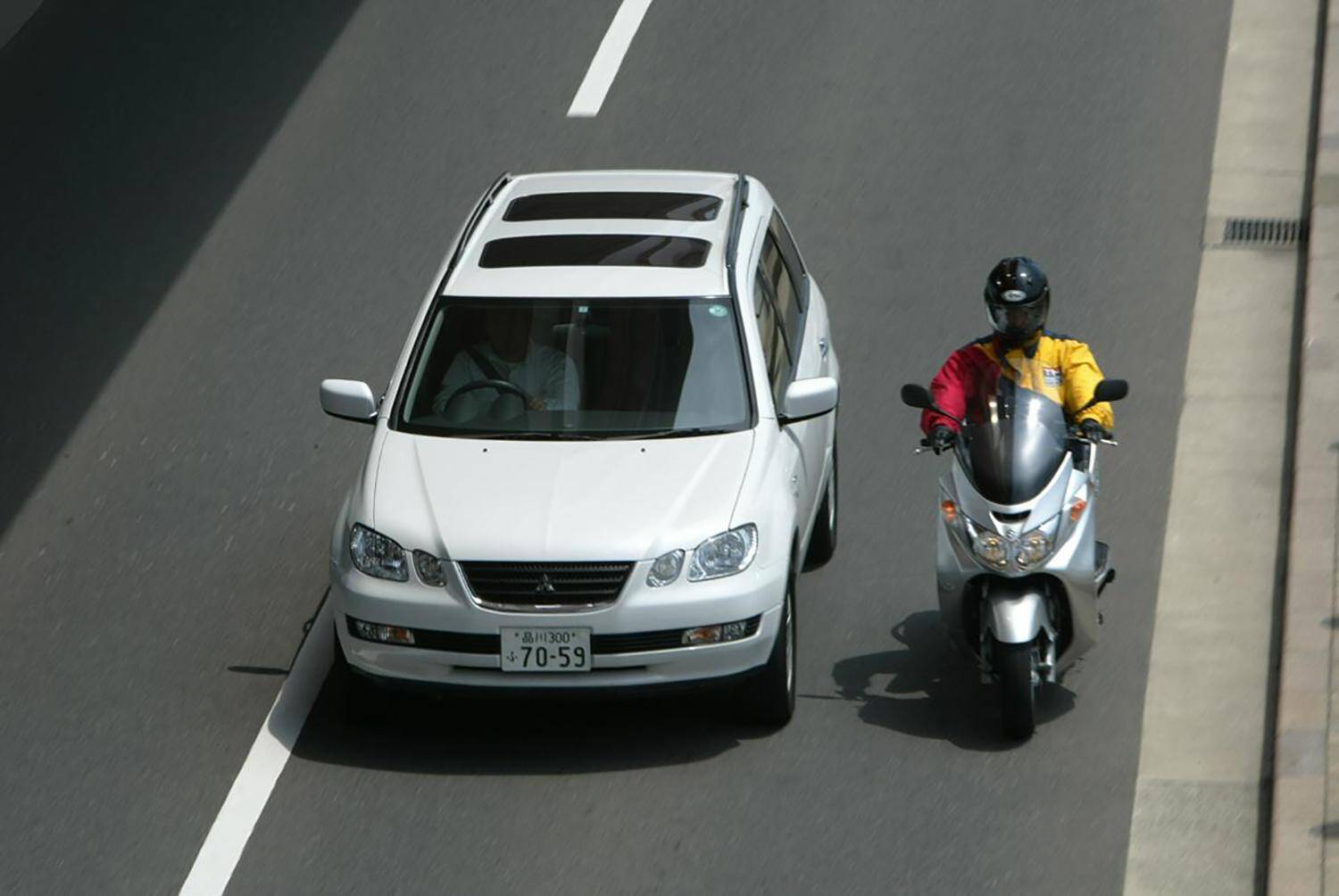 バイクのすり抜けは ハンズオフ運転時のスマホ操作は イマイチわからない法律違反の境目とは 21年11月17日 エキサイトニュース