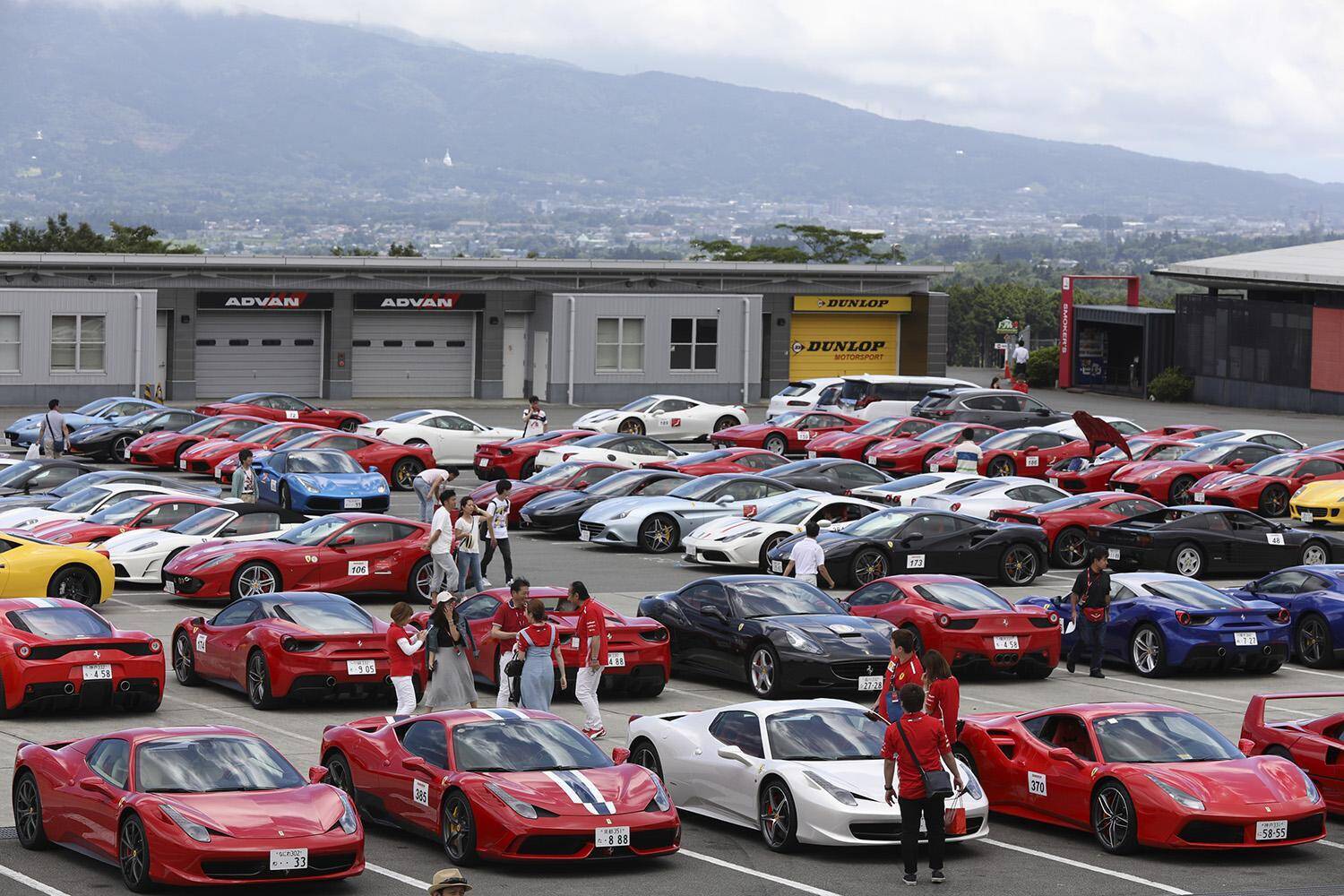 「フェラーリ」と「ランボルギーニ」はガチライバル？　２社の気になる販売台数を比べてみた