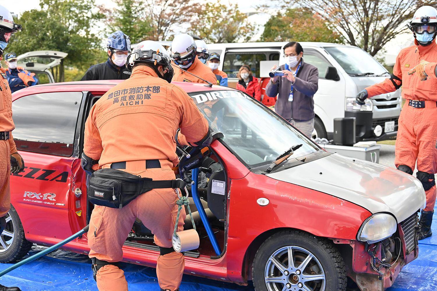 車体切断から心臓マッサージまで！　ラリー競技の「陰の功労者」オフィシャルのレスキュー訓練の凄まじさ