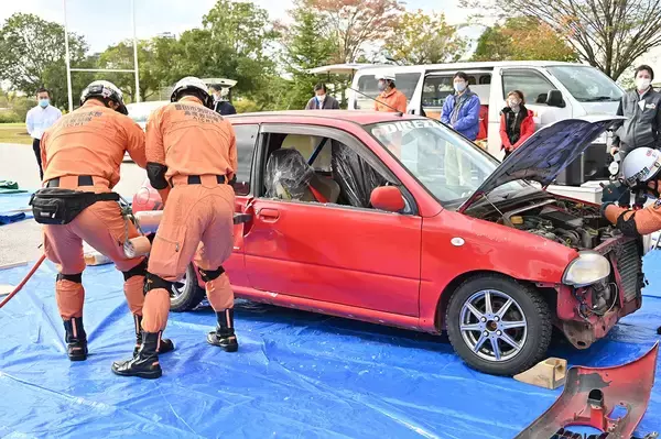 車体切断から心臓マッサージまで！　ラリー競技の「陰の功労者」オフィシャルのレスキュー訓練の凄まじさ