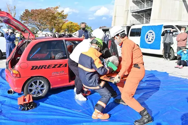 「車体切断から心臓マッサージまで！　ラリー競技の「陰の功労者」オフィシャルのレスキュー訓練の凄まじさ」の画像