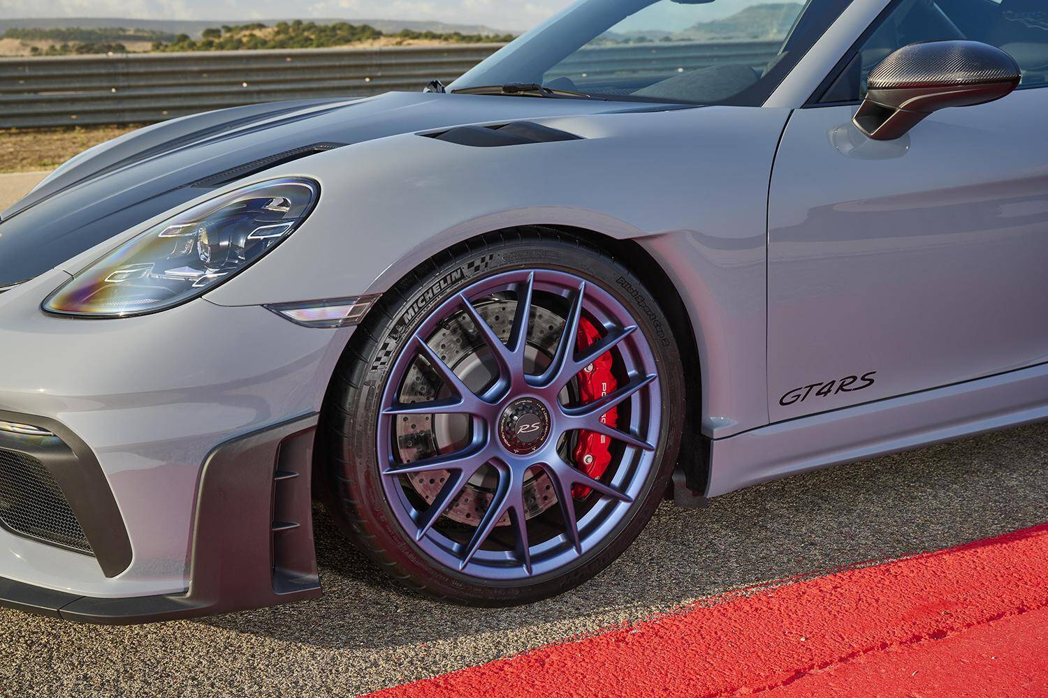 ニュルを7分4秒511で駆け抜けたコンパクトミッドスポーツの最高峰！　ポルシェ718ケイマンGT4 RSの予約受注を開始