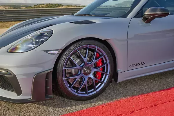 「ニュルを7分4秒511で駆け抜けたコンパクトミッドスポーツの最高峰！　ポルシェ718ケイマンGT4 RSの予約受注を開始」の画像