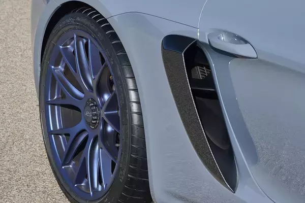 「ニュルを7分4秒511で駆け抜けたコンパクトミッドスポーツの最高峰！　ポルシェ718ケイマンGT4 RSの予約受注を開始」の画像