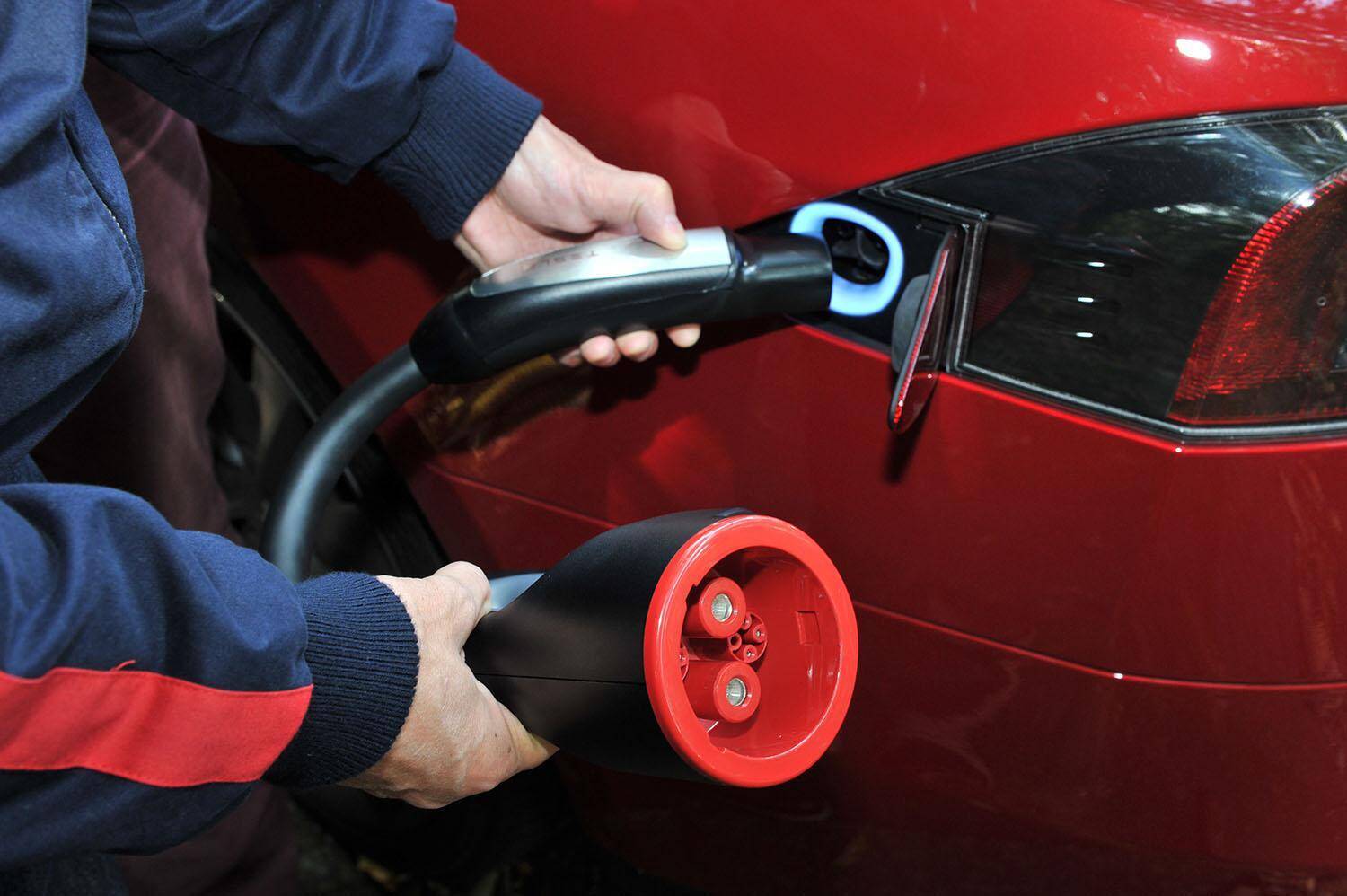 いま電気自動車の「テスラ」に女性が熱視線！　人気の理由５つと「気になるネガ」