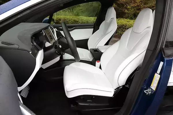 「いま電気自動車の「テスラ」に女性が熱視線！　人気の理由５つと「気になるネガ」」の画像