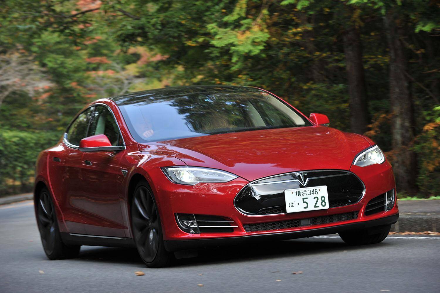 いま電気自動車の「テスラ」に女性が熱視線！　人気の理由５つと「気になるネガ」