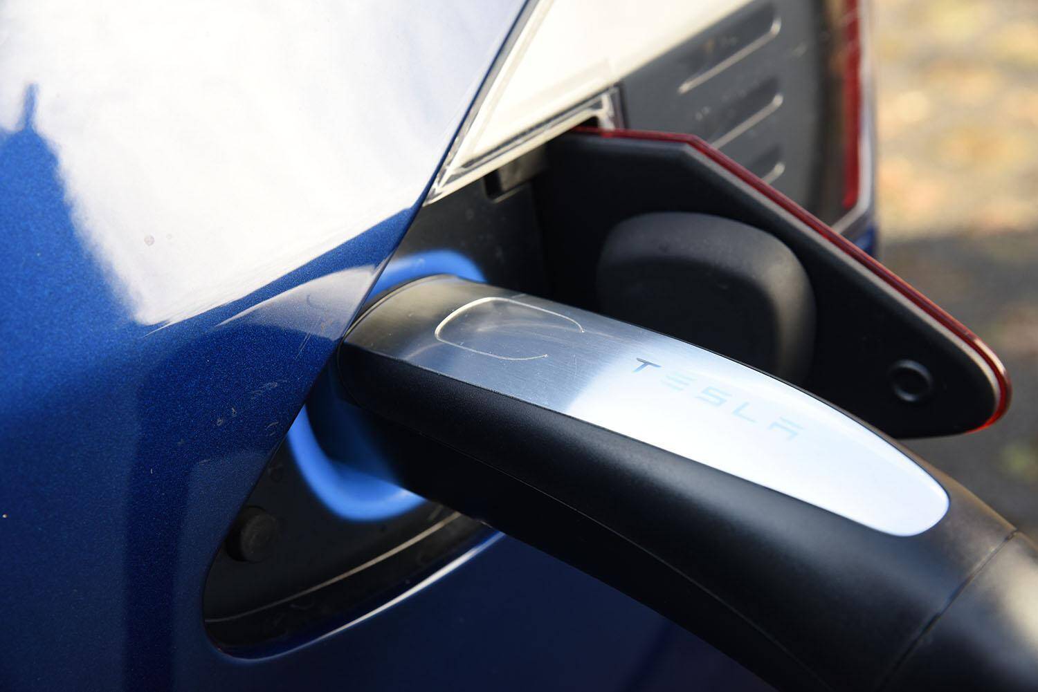 いま電気自動車の「テスラ」に女性が熱視線！　人気の理由５つと「気になるネガ」