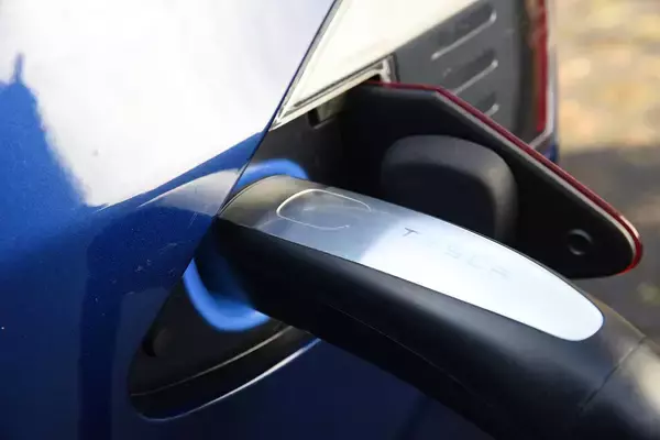 「いま電気自動車の「テスラ」に女性が熱視線！　人気の理由５つと「気になるネガ」」の画像