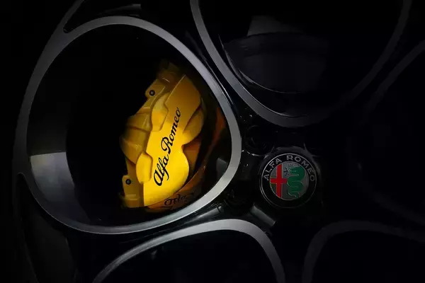 「アルファロメオのロゴにもなっているヴィスコンティ家をオマージュした限定モデル！　ステルヴィオ・ヴィスコンティ・エディションを50台販売」の画像