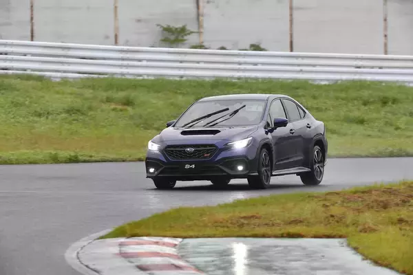 「【試乗】新型WRX S4とレヴォーグ STI Sport Rをサーキットで全開！　ときに「羊」ときに「狼」の両面を楽しめる」の画像