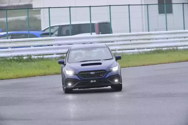 「【試乗】新型WRX S4とレヴォーグ STI Sport Rをサーキットで全開！　ときに「羊」ときに「狼」の両面を楽しめる」の画像