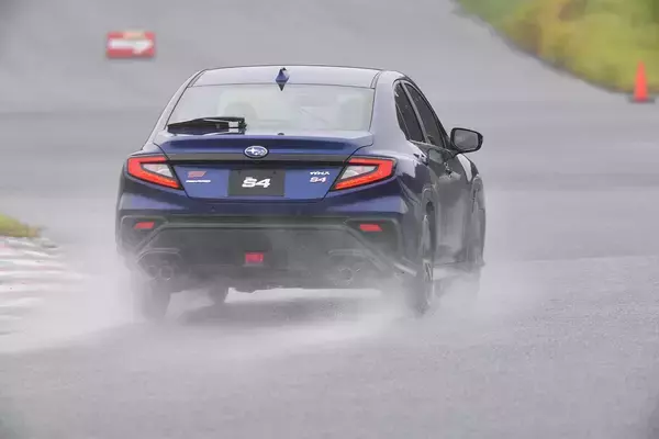 「【試乗】新型WRX S4とレヴォーグ STI Sport Rをサーキットで全開！　ときに「羊」ときに「狼」の両面を楽しめる」の画像
