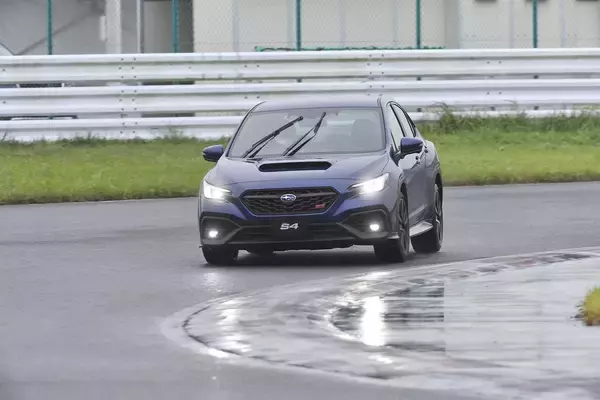 「【試乗】新型WRX S4とレヴォーグ STI Sport Rをサーキットで全開！　ときに「羊」ときに「狼」の両面を楽しめる」の画像