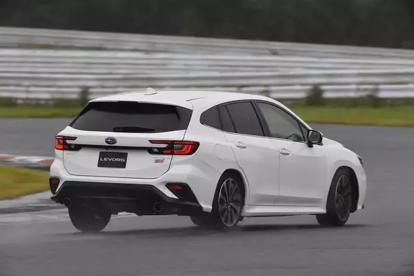 「【試乗】新型WRX S4とレヴォーグ STI Sport Rをサーキットで全開！　ときに「羊」ときに「狼」の両面を楽しめる」の画像