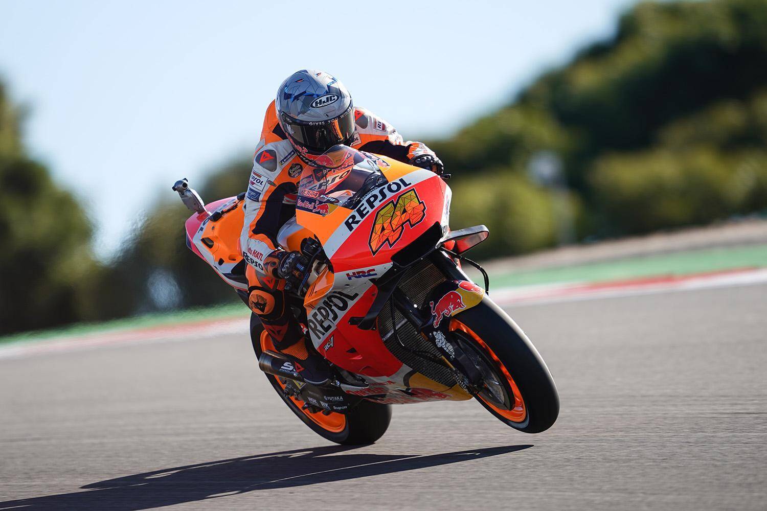 永遠の論争に決着！　４輪と２輪はドッチがどのぐらい速いのか？