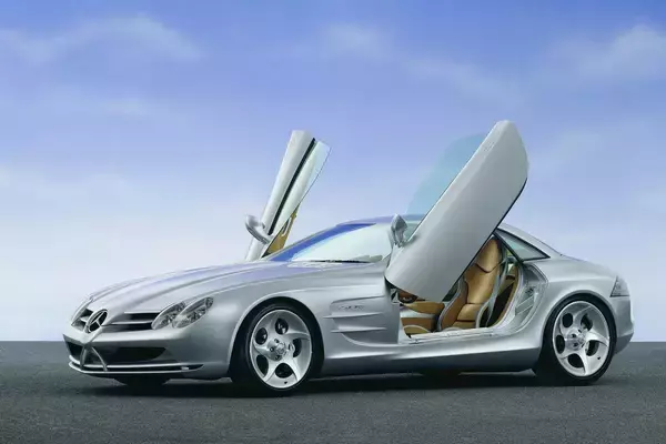 もう二度と生まれない！　メルセデス・ベンツSLRマクラーレンは奇跡の「トリプルコラボ」が生み出したスーパーカーだった