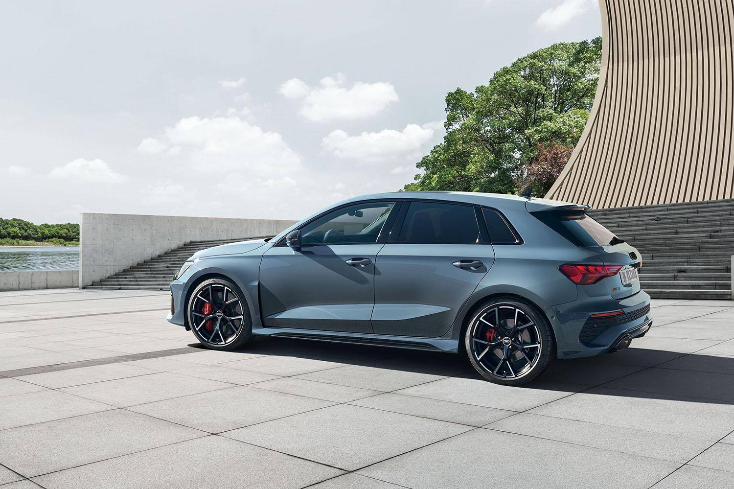 ドイツ生まれの激速ホットハッチが生まれ変わった！　アウディが新型「RS3スポーツバック／RS3セダン」を発売