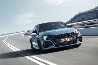 ドイツ生まれの激速ホットハッチが生まれ変わった！　アウディが新型「RS3スポーツバック／RS3セダン」を発売