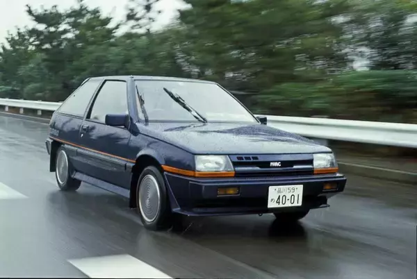 「デニスホッパーに忌野清志郎にエリマキトカゲまで！　「三菱って〜のが」なんてセリフもあったかつての衝撃クルマCMたち」の画像