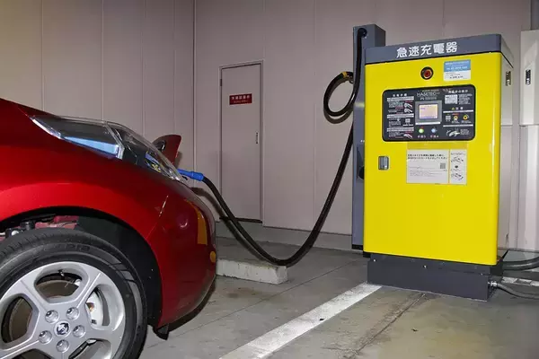 「満充電のはずが乗ろうと思ったら半分！　充電待ちで牛歩！　初めてのEVあるある５つ」の画像