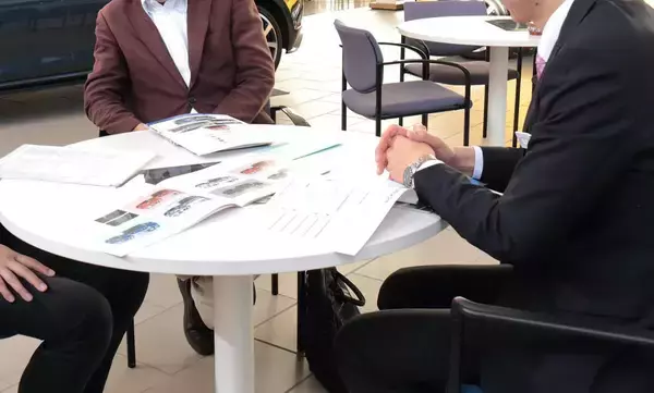 「開ければ満員御礼！　それでも１月３日からオープンする新車ディーラーが激減しているワケ」の画像