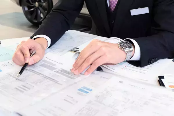 「開ければ満員御礼！　それでも１月３日からオープンする新車ディーラーが激減しているワケ」の画像