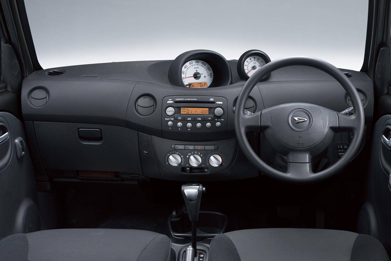 ここまでやるかのダイハツに敬礼！　超ベーシック軽をスポーティにしちゃった「エッセカスタム」という衝撃作