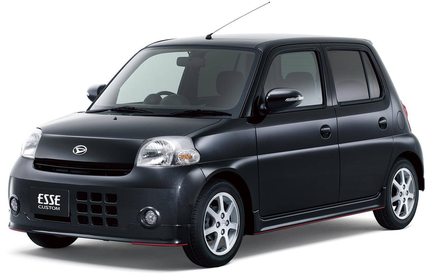 ここまでやるかのダイハツに敬礼！　超ベーシック軽をスポーティにしちゃった「エッセカスタム」という衝撃作