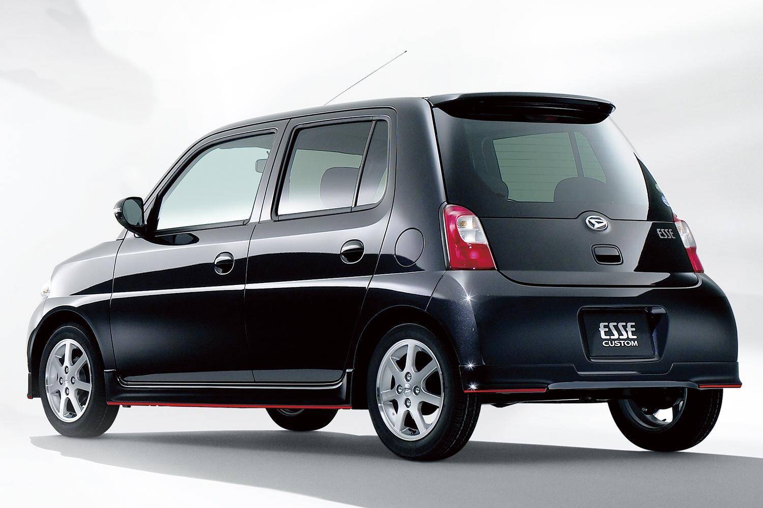 ここまでやるかのダイハツに敬礼！　超ベーシック軽をスポーティにしちゃった「エッセカスタム」という衝撃作