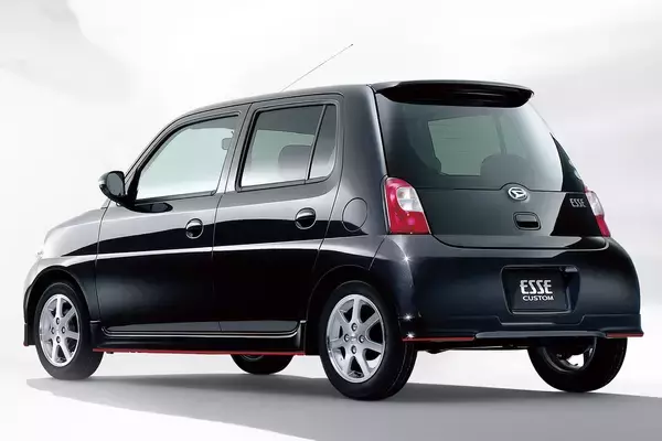 「ここまでやるかのダイハツに敬礼！　超ベーシック軽をスポーティにしちゃった「エッセカスタム」という衝撃作」の画像