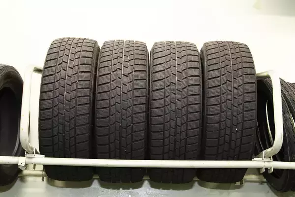 「溝があっても使えない場合も！　スタッドレスタイヤの「まだイケる」と「ダメ」なラインの見分け方」の画像