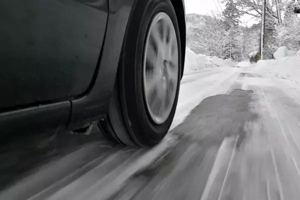 「溝があっても使えない場合も！　スタッドレスタイヤの「まだイケる」と「ダメ」なラインの見分け方」の画像