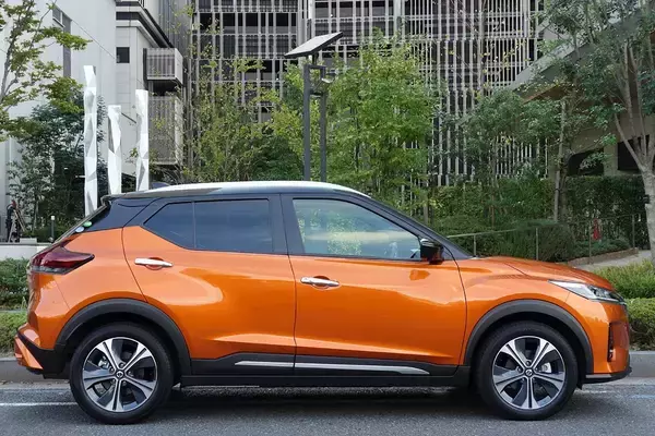 「クルマ好きでもオタク感を消すにはどうしたら？　うまく自己主張できるオシャレアパレルの合わせ方」の画像