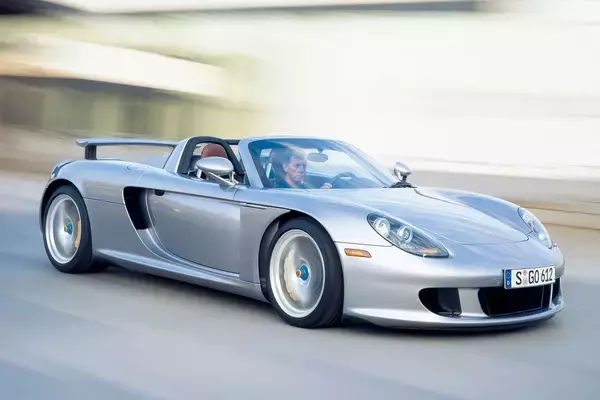 「究極の「カレラ」は賛否両論だった！　ポルシェのスーパースポーツ「カレラGT」の真実」の画像