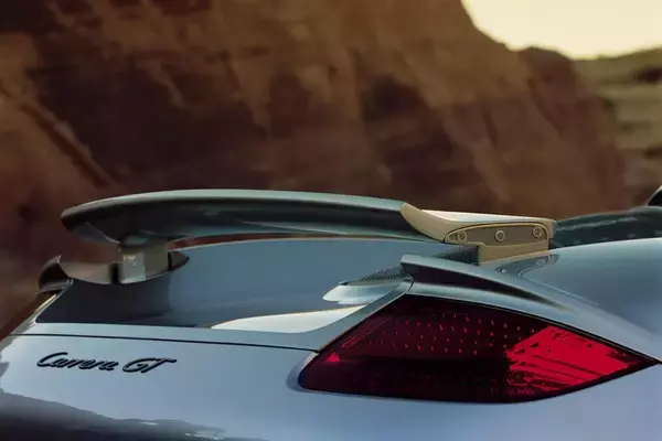 「究極の「カレラ」は賛否両論だった！　ポルシェのスーパースポーツ「カレラGT」の真実」の画像