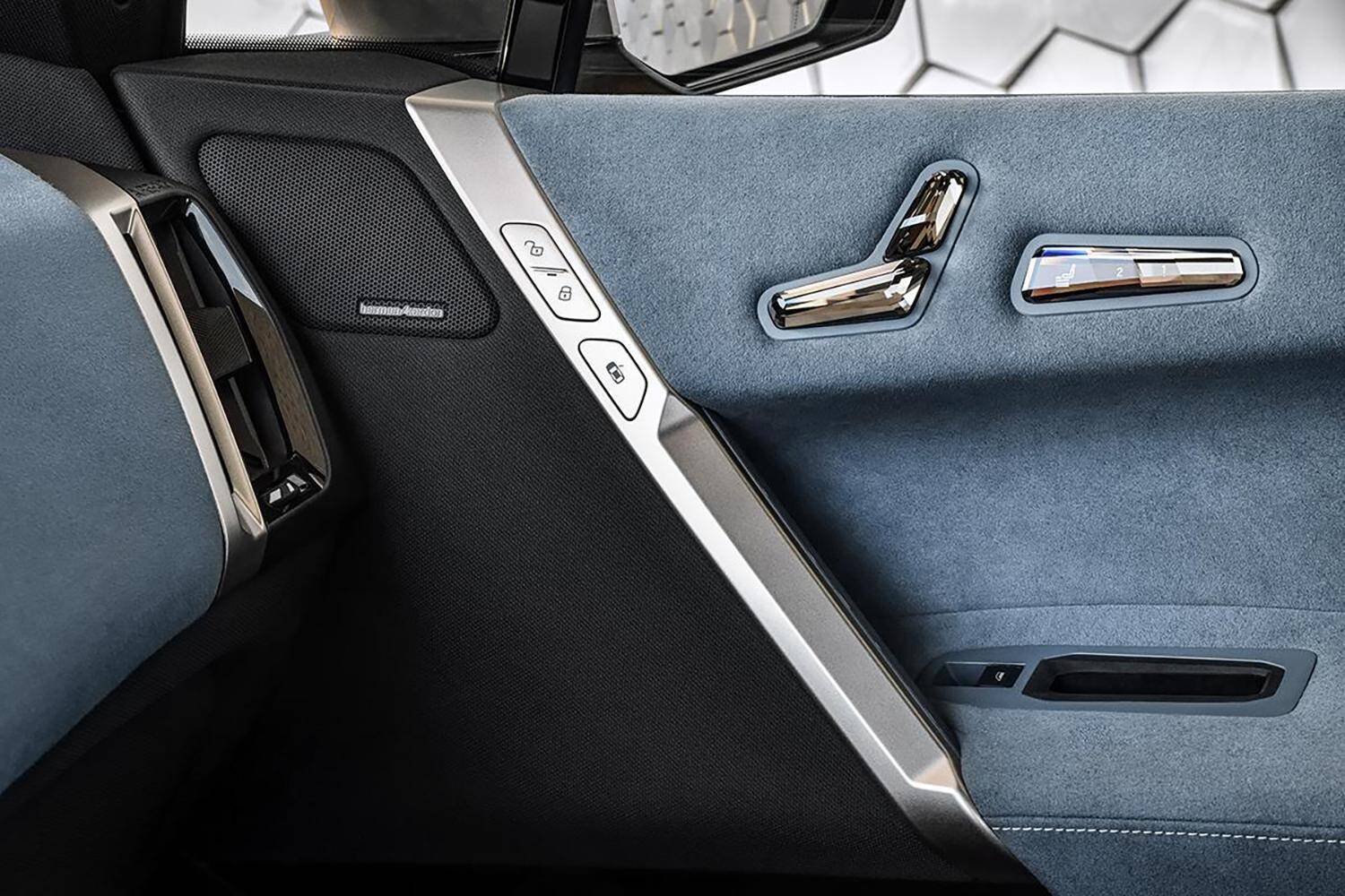 ボンネットは開けられない！　ドアノブもない！　BMW iXがタダモノEVじゃない６つの理由