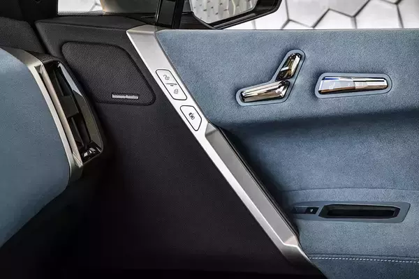 「ボンネットは開けられない！　ドアノブもない！　BMW iXがタダモノEVじゃない６つの理由」の画像