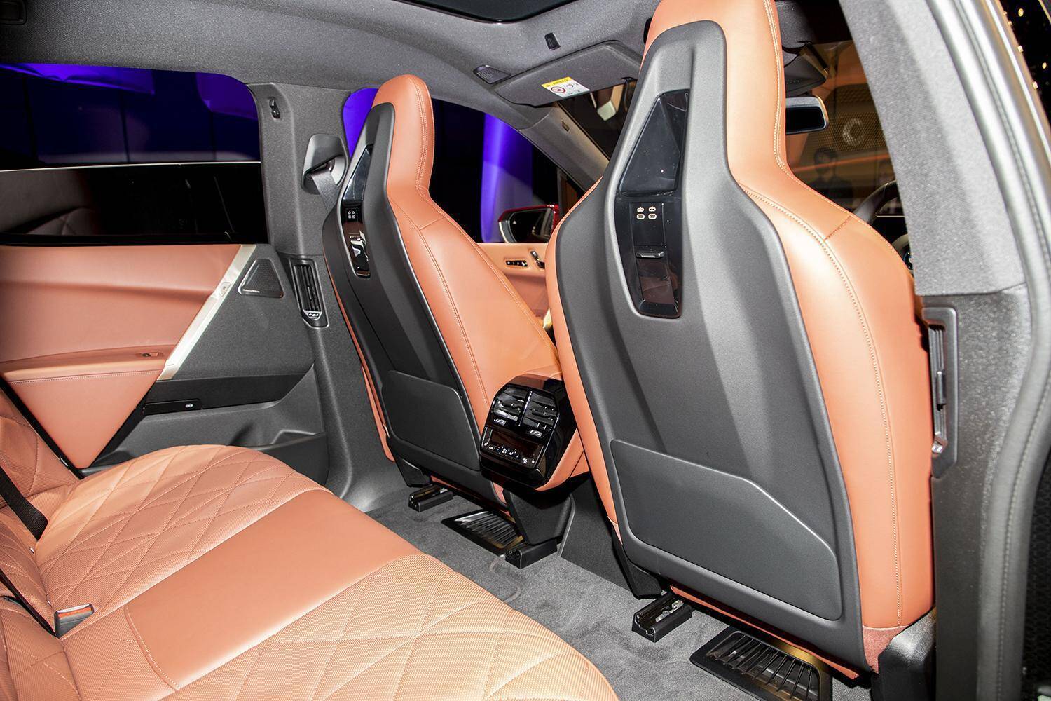 ボンネットは開けられない！　ドアノブもない！　BMW iXがタダモノEVじゃない６つの理由