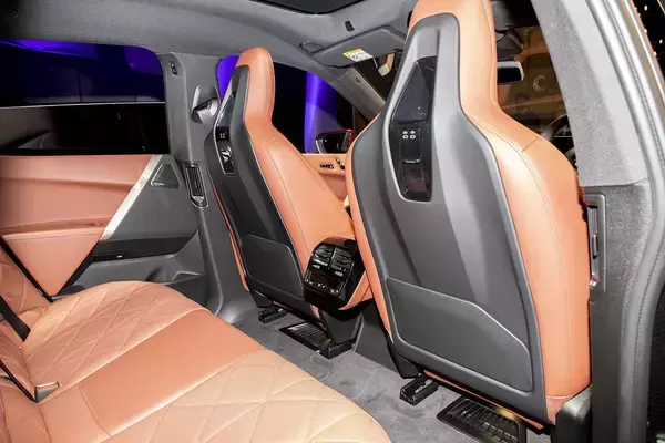 「ボンネットは開けられない！　ドアノブもない！　BMW iXがタダモノEVじゃない６つの理由」の画像