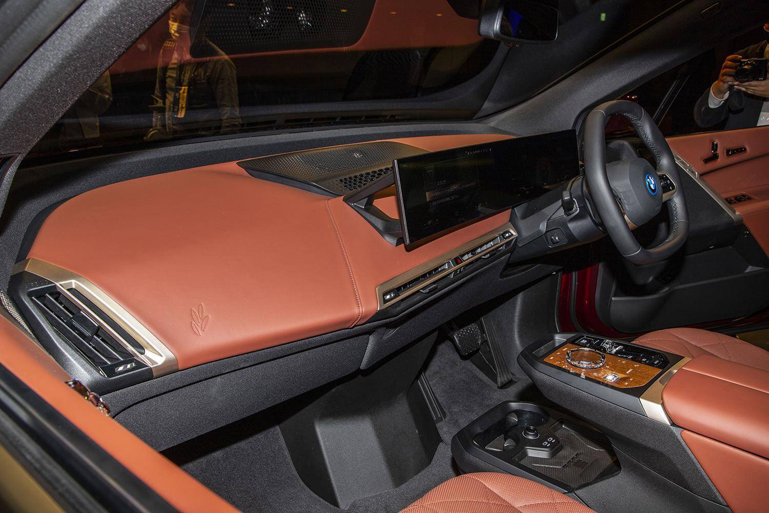 ボンネットは開けられない！　ドアノブもない！　BMW iXがタダモノEVじゃない６つの理由