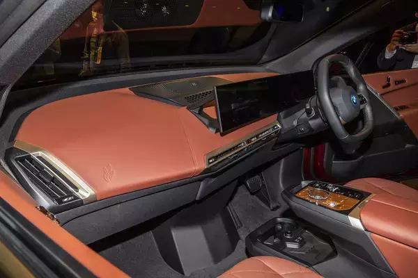 「ボンネットは開けられない！　ドアノブもない！　BMW iXがタダモノEVじゃない６つの理由」の画像