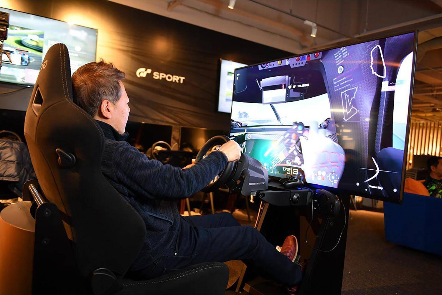 現実と変わらないとも言われるイマドキのレースゲーム！　それでもレーシングドライバーが感じる「ゲームの限界」とは